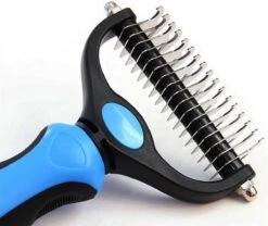 Professionele Ondervacht Kam Voor Hond En Kat S – Hondenborstel – Kattenborstel - Hondenkam –Anti Klit - Haarverwijderaar Voor Huisdieren - Pijnloos - Huisdiervriendelijk – Klittenkam - Voorkomt Haaruitval - Kleine Variant- Black Friday - Sinterklaas -Hondenproducten 1200x1012 2