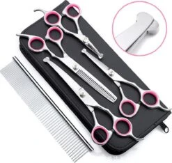Professionele Hondenscharen Set - Extra Veilige Grooming Set - Trimscharen Voor Honden - Knipschaar - Effileerschaar / Uitdunschaar - Gebogen Schaar Met Ronde Punt - Precisieschaar - Hondenverzorging - Inclusief Kam, 2 Haarclips En Luxe Opbergdoos 6 Professionele Hondenscharen Set - Extra Veilige Grooming Set - Trimscharen Voor Honden - Knipschaar - Effileerschaar / Uitdunschaar - Gebogen Schaar Met Ronde Punt - Precisieschaar - Hondenverzorging - Inclusief Kam, 2 Haarclips En Luxe Opbergdoos -Hondenproducten 1200x1136 6