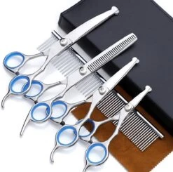 Professionele Hondenscharen Set - Extra Veilige Grooming Set - Trimscharen Voor Honden - Knipschaar - Effileerschaar / Uitdunschaar - Gebogen Schaar Met Ronde Punt - Precisieschaar - Hondenverzorging - Inclusief Kam, 2 Haarclips En Luxe Opbergdoos -Hondenproducten 1200x1191 1