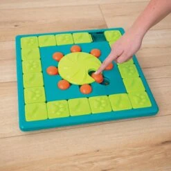 Nina Ottosson Interactieve Hondenpuzzel Vulbaar Met Snacks Voor De Slimste Honden - Outward Hound Multipuzzle 25 Nina Ottosson Interactieve Hondenpuzzel Vulbaar Met Snacks Voor De Slimste Honden - Outward Hound Multipuzzle -Hondenproducten 1200x1200 1619