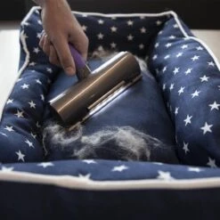 FurDaddy Batterij-aangedreven - Huisdier Haar Verwijderaar Voor Kleding - Herbruikbare Pluizenroller Voor Moeiteloze Verwijdering Van Kattenhaar & Hondenhaar - Zelfreinigende Pluizenborstel Voor Tapijt, Bank, Auto, Bed -Hondenproducten 1200x1200 174