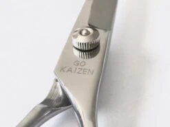 Professionele Hondenscharen Set - Extra Veilige Grooming Set - Trimscharen Voor Honden - Knipschaar - Effileerschaar / Uitdunschaar - Gebogen Schaar Met Ronde Punt - Precisieschaar - Hondenverzorging - Inclusief Kam, 2 Haarclips En Luxe Opbergdoos -Hondenproducten 1200x899 8